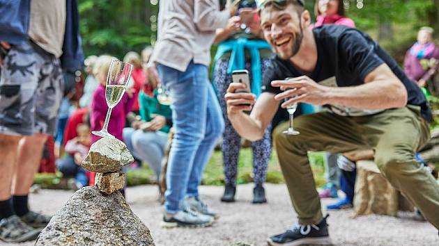 Pokřtěno! První hřiště na světě pro stone balancing nebo-li vyvažování kamenů bylo v sobotu otevřeno u lesní plovárny Retropark Sejfy v Mladých Bukách.
