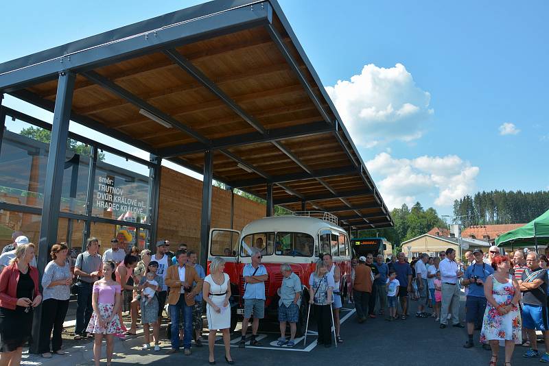 Slavnostní otevření autobusového nádraží v Hostinném.