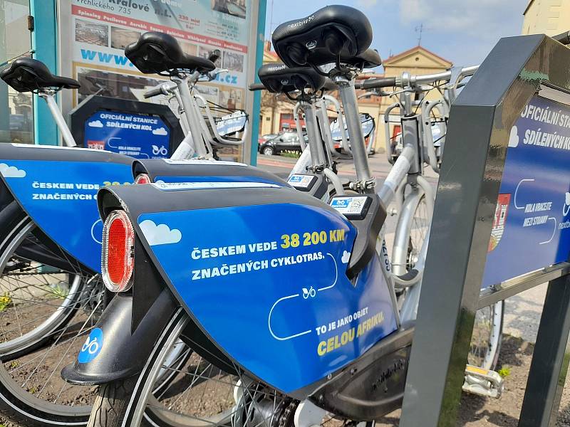 V pondělí 2. května instalovali pracovníci bikesharingové společnosti nextbike Czech Republic sdílená kola ve Dvoře Králové nad Labem.