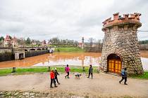 Den otevřených dveří na stoleté, běžně nepřístupné vodní elektrárně Les Království přilákal v sobotu rekordní množství návštěvníků.