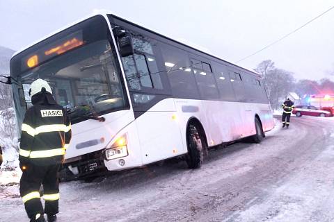 Na Trutnovsku skončil ráno autobus mimo vozovku