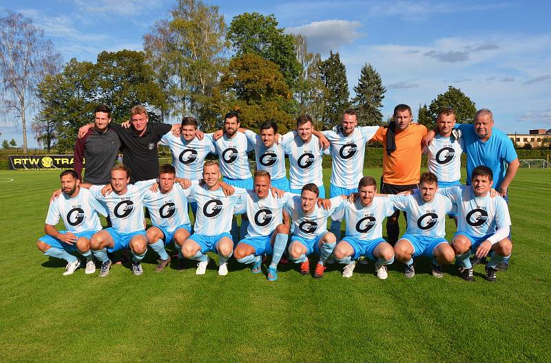 Lomničtí fotbalisté na domácím hřišti přehráli Rynoltice 4:0.