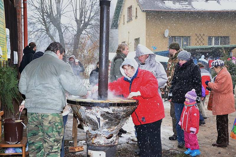 PODÍVAT SE NA RUCH DOLE z ptačí perspektivy umožnilo o vánočním jarmarku zpřístupnění věže staré radnice. Jilemnické náměstí pak měli návštěvníci jako na dlani. 