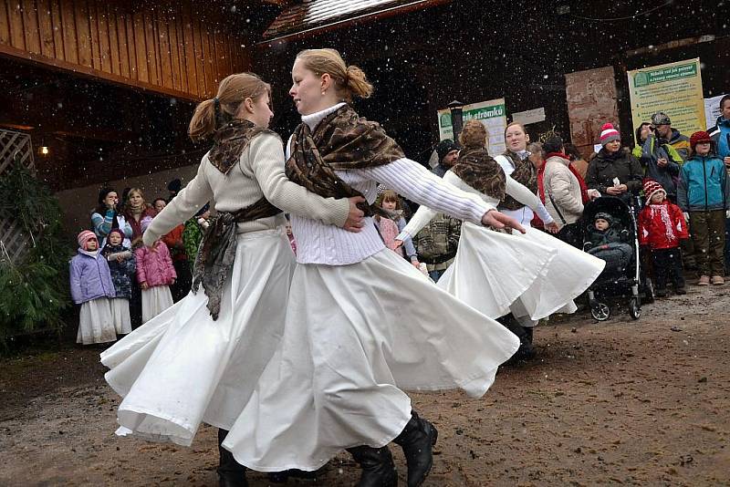 PODÍVAT SE NA RUCH DOLE z ptačí perspektivy umožnilo o vánočním jarmarku zpřístupnění věže staré radnice. Jilemnické náměstí pak měli návštěvníci jako na dlani. 