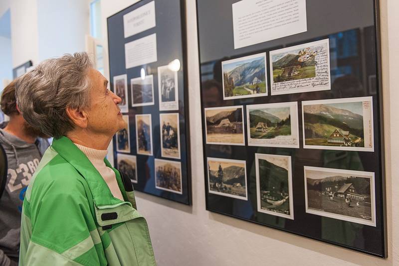 Sběratelé Jaroslav Drtina ze Dvora Králové a Michal Harčár z Vysoké nad Labem vybrali ze svých sbírek nejstarší historické pohlednice z Krkonoš a vystavili je v trutnovském muzeu.