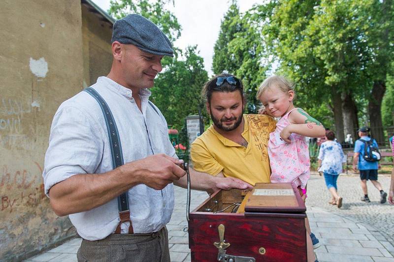 Na zahradní slavnosti přišlo 1650 lidí. Na vstupném se vybralo přes 150 tisíc.