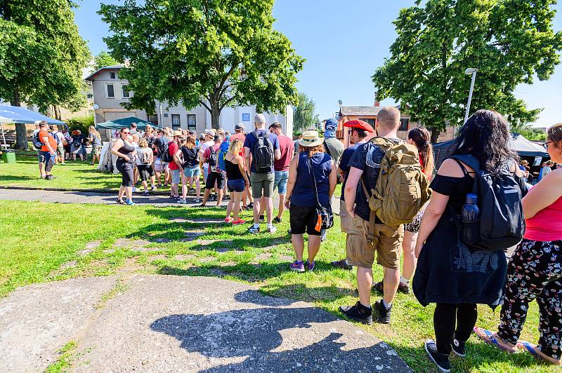 Zdolat Nachmelenej pochoďák, to znamenalo ujít 10 kilometrů přes osm pivních zastávek.