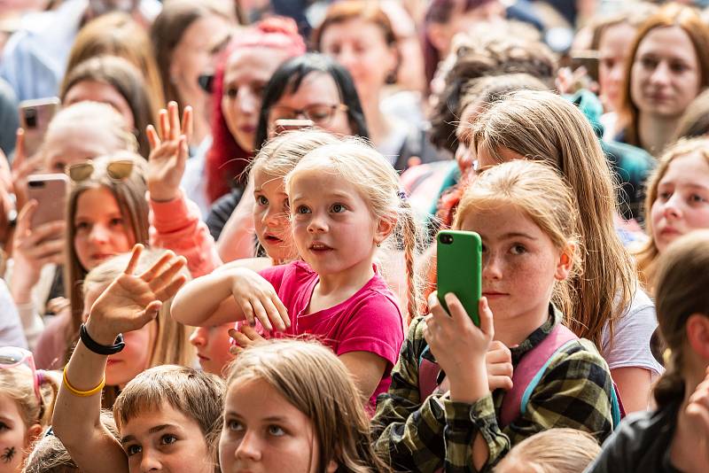 Hvězdy televizního seriálu ZOO zahájily letní sezonu v Safari Parku Dvůr Králové, Eva Burešová měla koncert.