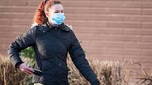 Trutnov ve čtvrtek 25. února. Lidé mají povinnost nosit na frekventovaných místech respirátory nebo dvě chirurgické roušky.