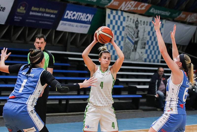 Utkání 10. kola Ženské basketbalové ligy: SBŠ Ostrava - BK Loko Trutnov, 5. prosince 2018 v Ostravě. Na snímku (zleva) Adams Jordan Monet, Corda Ines, Carter Brittany Nichole.