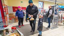 Sbírka potravin v trutnovském Tescu vynesla 1262 kg potravin a 277 kg drogerie, v trutnovském Penny se vybralo 498 kg potravin a 16 kg drogerie.