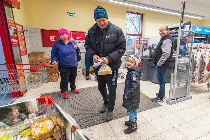 Sbírka potravin v trutnovském Tescu vynesla 1262 kg potravin a 277 kg drogerie, v trutnovském Penny se vybralo 498 kg potravin a 16 kg drogerie.