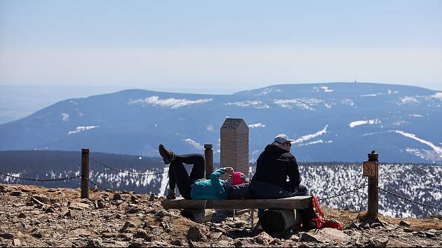 Nejvyšší hora České republiky, 1603 metrů vysoká Sněžka, dostávala dennodenně zabrat kvůli přetlaku turistů. V současné době může alespoň chvíli vydechnout.