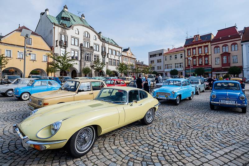 Veteran Car Club Dvůr Králové nad Labem pořádal přehlídku a jízdu historických vozidel Než vypustíme vodu z chladiče.