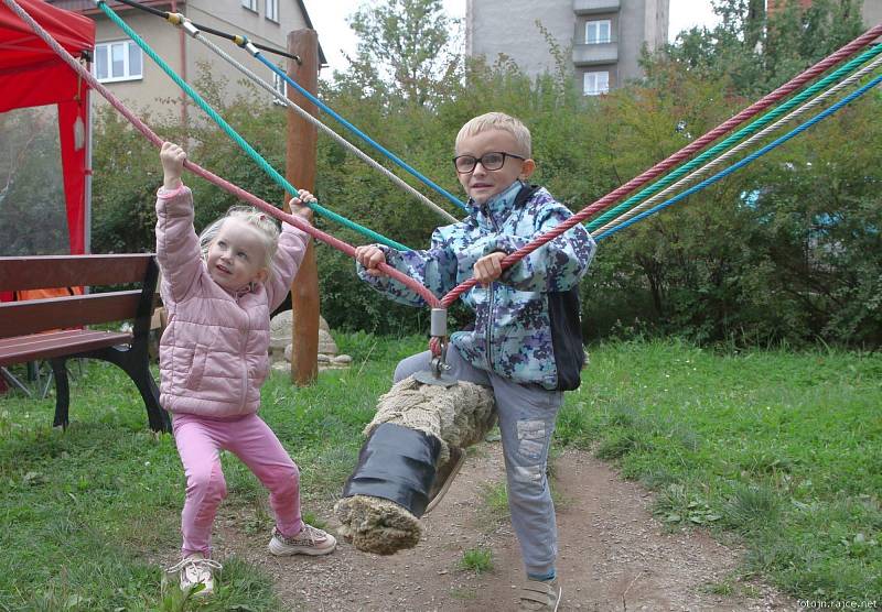 Otevřená farní zahrada ve Vrchlabí zvala na benefiční festival.