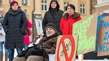 Demonstrace odpůrců protipandemických opatření v Trutnově na Krakonošově náměstí v neděli 23. ledna.