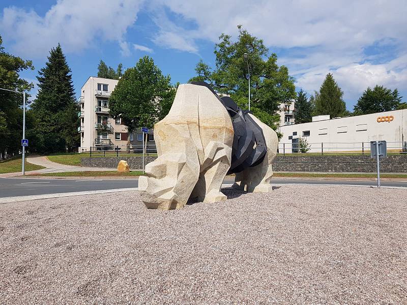 Socha nosorožce Súdána v kruhové křižovatce ve Dvoře Králové nad Labem.