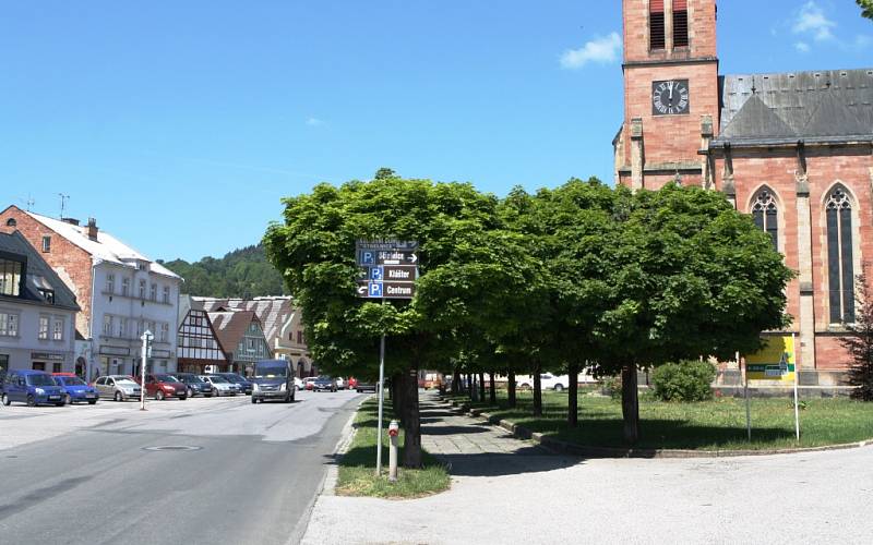 Zásadním zásahem do podoby náměstí Míru ve Vrchlabí bude přeložení silnice, dojde rovněž k přesunutí morového sloupu od kostela a parkovacích míst.