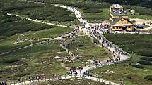 Krkonoše jsou v těchto dnech plné turistů. Krkonošský národní park patří mezi nejvytíženější národní parky v Evropě a jeho návštěvnost stále roste.