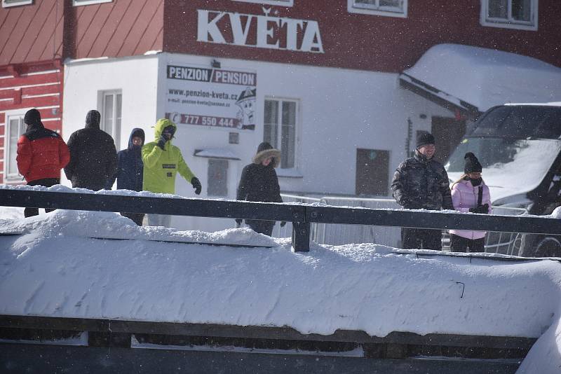 Sobota 13. února 2021 v Peci pod Sněžkou. Lidí je jen poskrovnu, horské středisko je vyprázdněné.