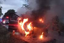 Na silnici v Rudníku hořelo auto.