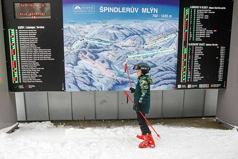 Malý lyžař ve Skiareálu Špindlerův Mlýn.