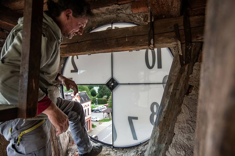 Specialista na věžní hodiny Ivan Šmerda z Hodkovic nad Mohelkou při montáži ve věži historické radnice ve Svobodě nad Úpou.
