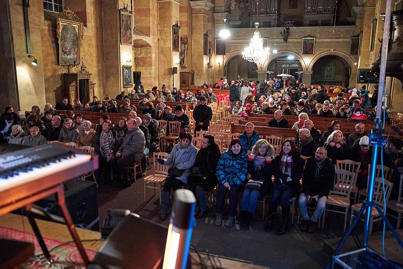 Tříkrálový koncert zpěvačky Moniky Absolonové a Boom!Bandu Jiřího Dvořáka naplnil kostel sv. Mikuláše v Horní Brusnici.