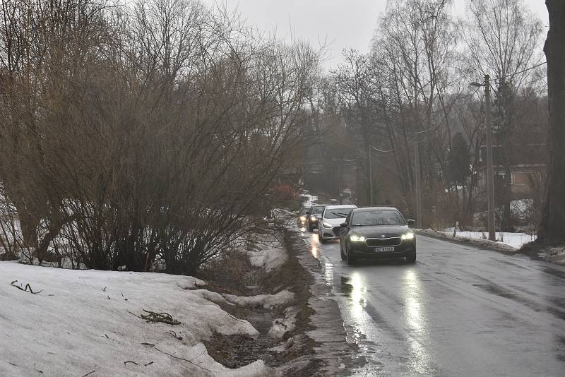 Obyvatelé Babí upozorňují na nebezpečnou situaci s dopravou v městské části Trutnova. Citelně jim chybí chodník.