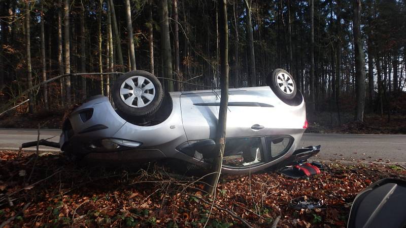 Auto po nehodě skončilo na střeše.