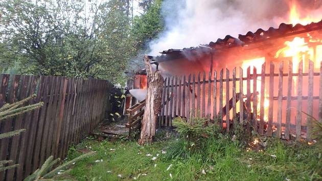 Při požáru v trutnovské Lesní ulici uhořeli králíci i slepice.