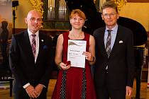 Veronika Scholzeová převzala zlatý certifikát Mezinárodní ceny vévody z Edinburghu od britského velvyslance Nicka Archera.