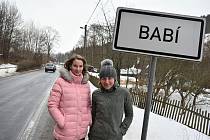 Předsedkyně Spolku občanů Babí Šárka Šlesingrová (vpravo) a místopředsedkyně Jitka Špačková upozorňují na nebezpečnou situaci s dopravou.