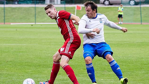 Petr Holubec, vpravo při podzimním derby se Dvorem Králové nad Labem.