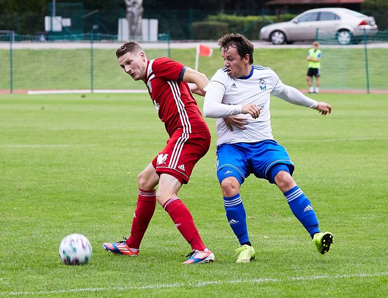 Petr Holubec, vpravo při podzimním derby se Dvorem Králové nad Labem.