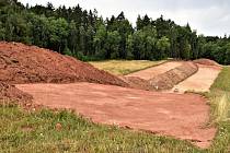Na trase budoucí dálnice D11 u Trutnova ve Starém Rokytníku je rozhrnutá půda kvůli archeologickému výzkumu.