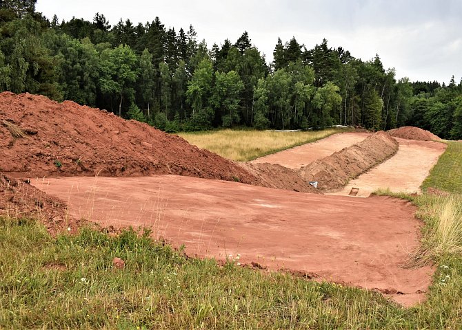 Na trase budoucí dálnice D11 u Trutnova ve Starém Rokytníku je rozhrnutá půda kvůli archeologickému výzkumu.