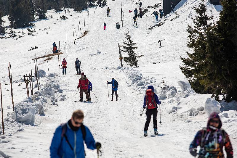 V nouzovém stavu země lidé vyrazili do přírody na hřebeny Krkonoš.