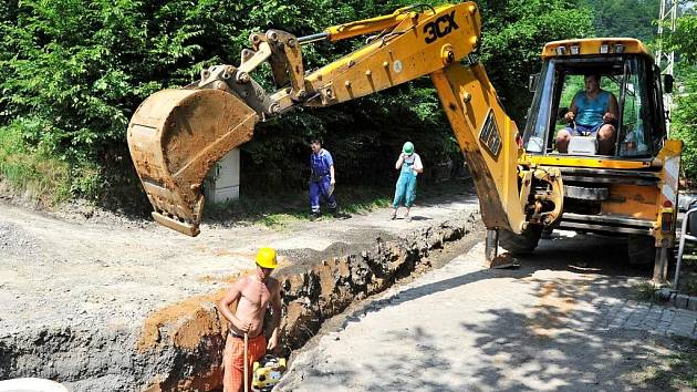 TĚŽKÁ STAVEBNÍ technika, výkopy, objížďky. Taková je realita dnešních dnů v Malé Skále. Probíhá zde výstavba vodovodu a kanalizace.