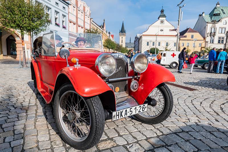 Veteran Car Club Dvůr Králové nad Labem pořádal přehlídku a jízdu historických vozidel Než vypustíme vodu z chladiče.