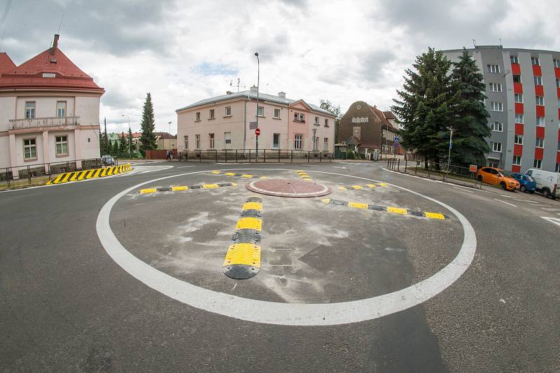 Nový kruhový objezd u zdravotnické školy v Trutnově.