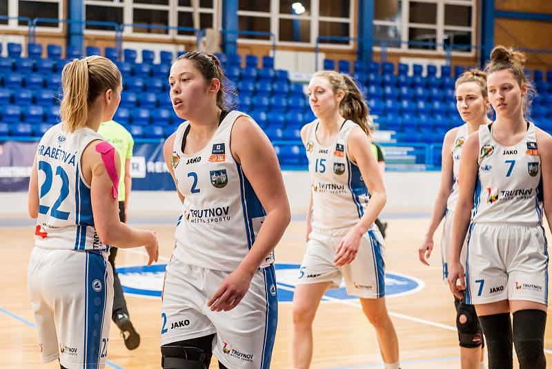 Basketbalistky trutnovské Lokomotivy proti Strakonicím zaznamenaly čtvrtou výhru v soutěži.