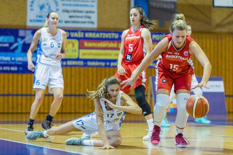 Z duelu Trutnov - Nymburk při basketbalovém turnaji O pohár města Trutnova.