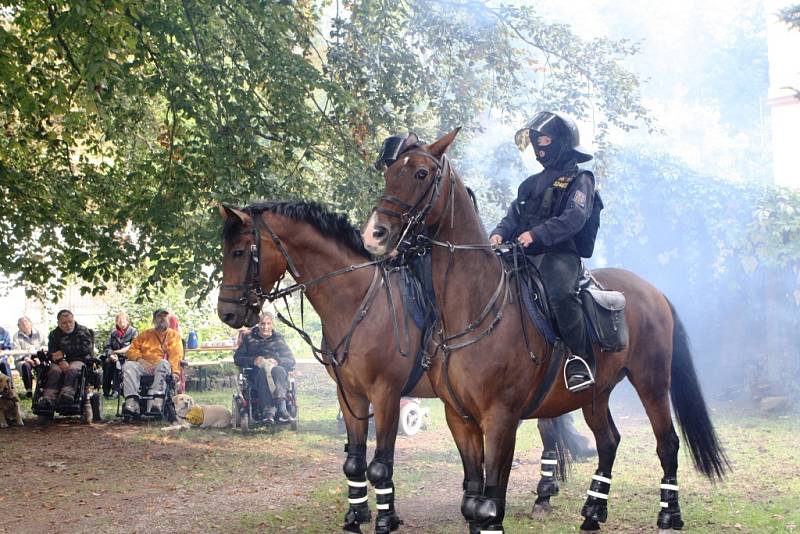 Na trutnovské faře vozíčkárům předvedli zásahy policisté na koních