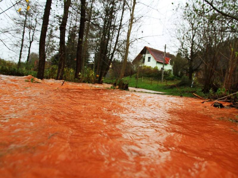 Dnešní vichřice v Horní Kalné na Trutnovsku, kde spadl strom a je rozvodněný Kalenský potok. 