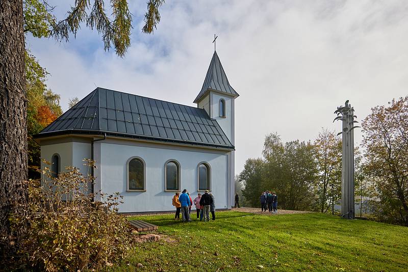Kaple sv. Josefa ve Slavětíně prožila radikální změnu. Její vlastníci, manželé Kasperovi, proměnili chátrající ruinu v působivé místo.