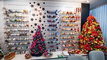 Křehká krása. Družstvo umělecké výroby ve Dvoře Králové nad Labem je největším výrobcem ručně vyráběných a malovaných skleněných vánočních ozdob v Česku a Evropě.