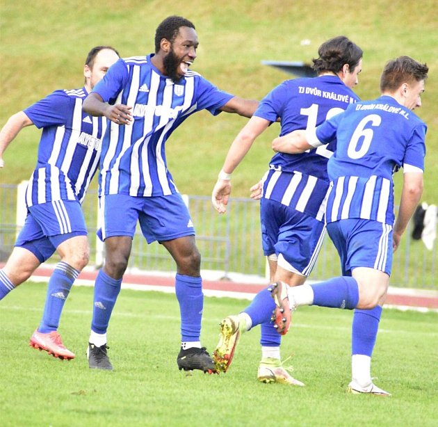 Fotbalisté Dvora Králové nad Labem v čele s Darnellem Hospedalesem z Trinidadu a Tobaga.