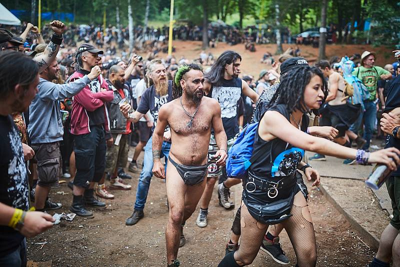 Fanoušci si plnými doušky užívají festival nejtvrdší hudby Obscene Extreme v Trutnově.