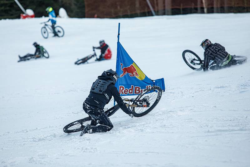 Při závodě Chinese Downhill sjížděli bikeři červenou sjezdovku ve Svatém Petru ve Špindlerově Mlýně.